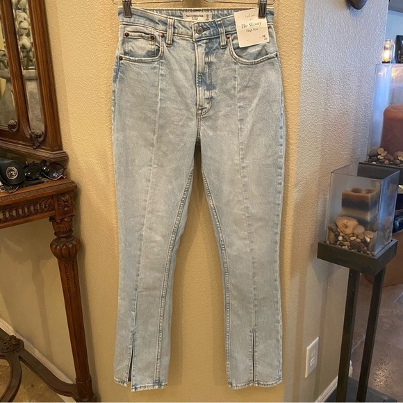 NWT~ABERCROMBIE & FITCH Light Blue The Skinny High Rise Curve Love Jeans Size 2S - Picture 1 of 9